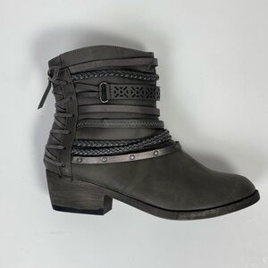 NWOT “Pop” Serene Criss Cross Laced In Back Size 8 Ankle Boot Color Brown/Bronze